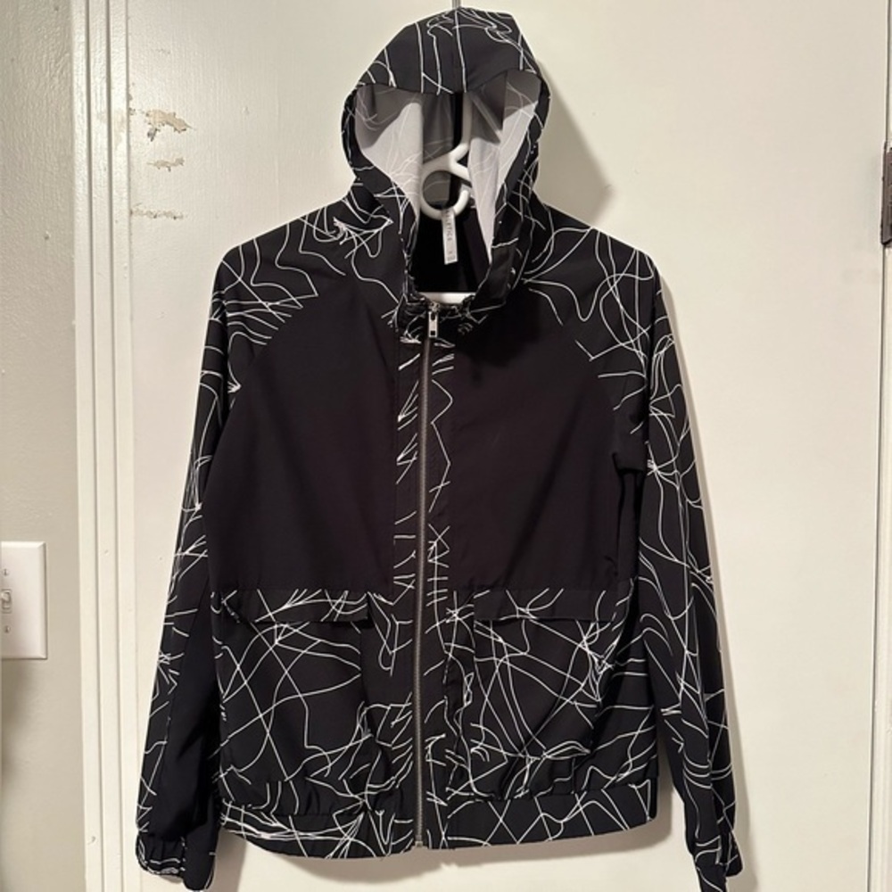 Like new Fabletics black white hoodie jacket full zip women Medium hood pullover